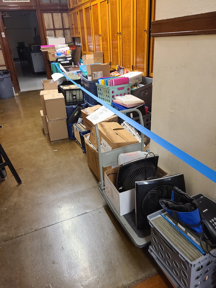 LawnaDKurtyka's tweet photo. AVID room is packed and ready for our move to a new classroom!  New beginnings in C300!  Thanks @docrogers81 for the help this morning!   #weflytogether https://t.co/rvTcgpgOrj