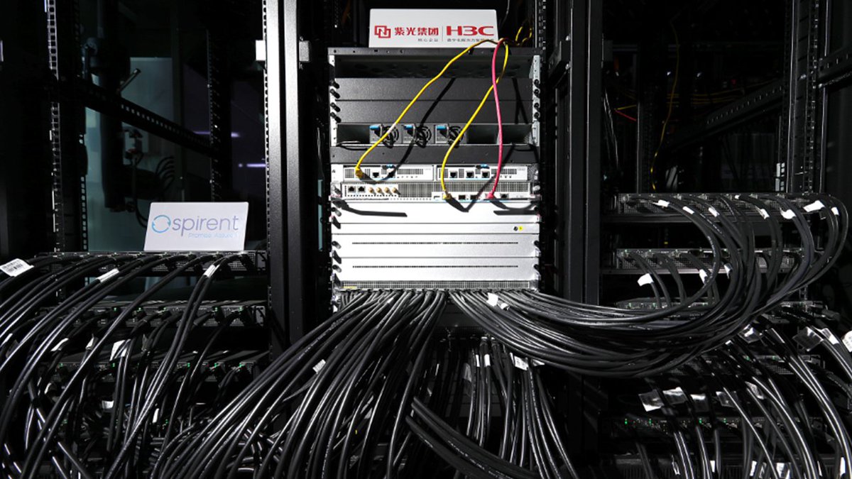 H3CGlobal's tweet image. #H3C recently completed a large-scale 400G validation with 72 ports of 400GE with #SpirentCommunications. The test, the industry’s first ever large-scale 400G test with #SRv6 capabilities, confirmed H3C S12500 Data Center #Switch’s excellent performance: bit.ly/2Wd9CvS