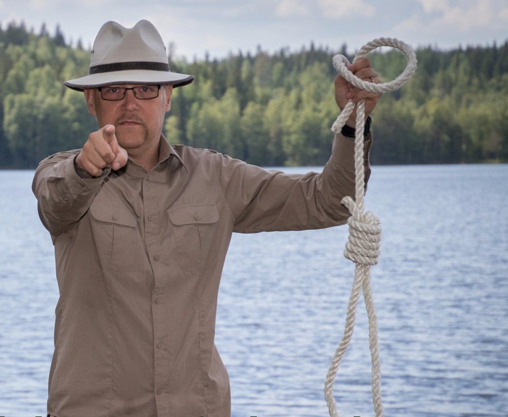 althogerfiktion's tweet photo. År 2033: 
Völkischmyndigheten godkänner TV4:s nya satsning Äntligen heimat med Pär Öberg som programledare. I det första avsnittet avhandlas hur man tillverkar en snara inför rättegångarna i Finspång. https://t.co/XVZPip0meT