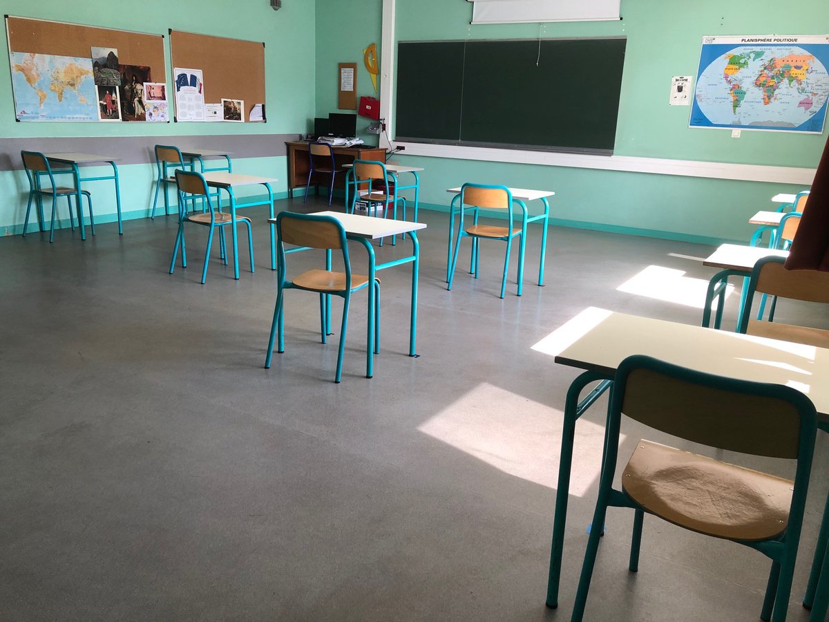 ClgFLandreau's tweet photo. Parents d'élèves : Toutes les informations utiles, ainsi que le protocole interne concernant la réouverture du collège sont disponibles sur le site https://t.co/DUvNYmpYYr Les salles de classe sont prêtes. @Maine_et_Loire @Angers @acnantes https://t.co/xnfiCyz7uJ