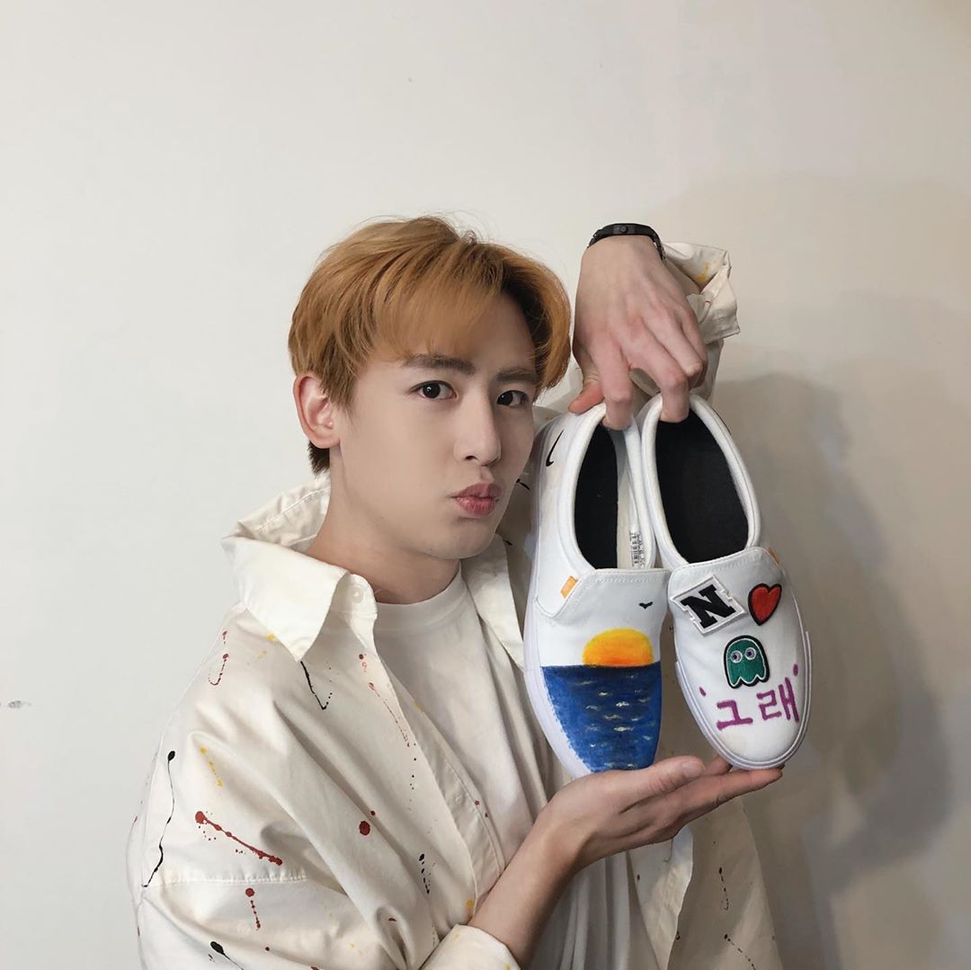 2PMChile's tweet photo. IG de #2PM con #Nichkhun y #Wooyoung
@.real_2pmstagram
Para. El Príncipe n°2🐨 quién no conoce la cultura de los zapatos de flores
De. El Príncipe n°1🐼 y el Príncipe n°4🐥
⠀
#2PMnoNecesitaAclaración
#SuSolaExistenciaLosConvierteEnPincipes👑
#2pmstagram
Trad. Esp. 2PM Chile https://t.co/LzGX5dwSug