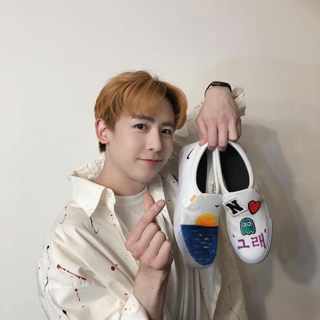 2PMChile's tweet photo. IG de #2PM con #Nichkhun y #Wooyoung
@.real_2pmstagram
Para. El Príncipe n°2🐨 quién no conoce la cultura de los zapatos de flores
De. El Príncipe n°1🐼 y el Príncipe n°4🐥
⠀
#2PMnoNecesitaAclaración
#SuSolaExistenciaLosConvierteEnPincipes👑
#2pmstagram
Trad. Esp. 2PM Chile https://t.co/LzGX5dwSug