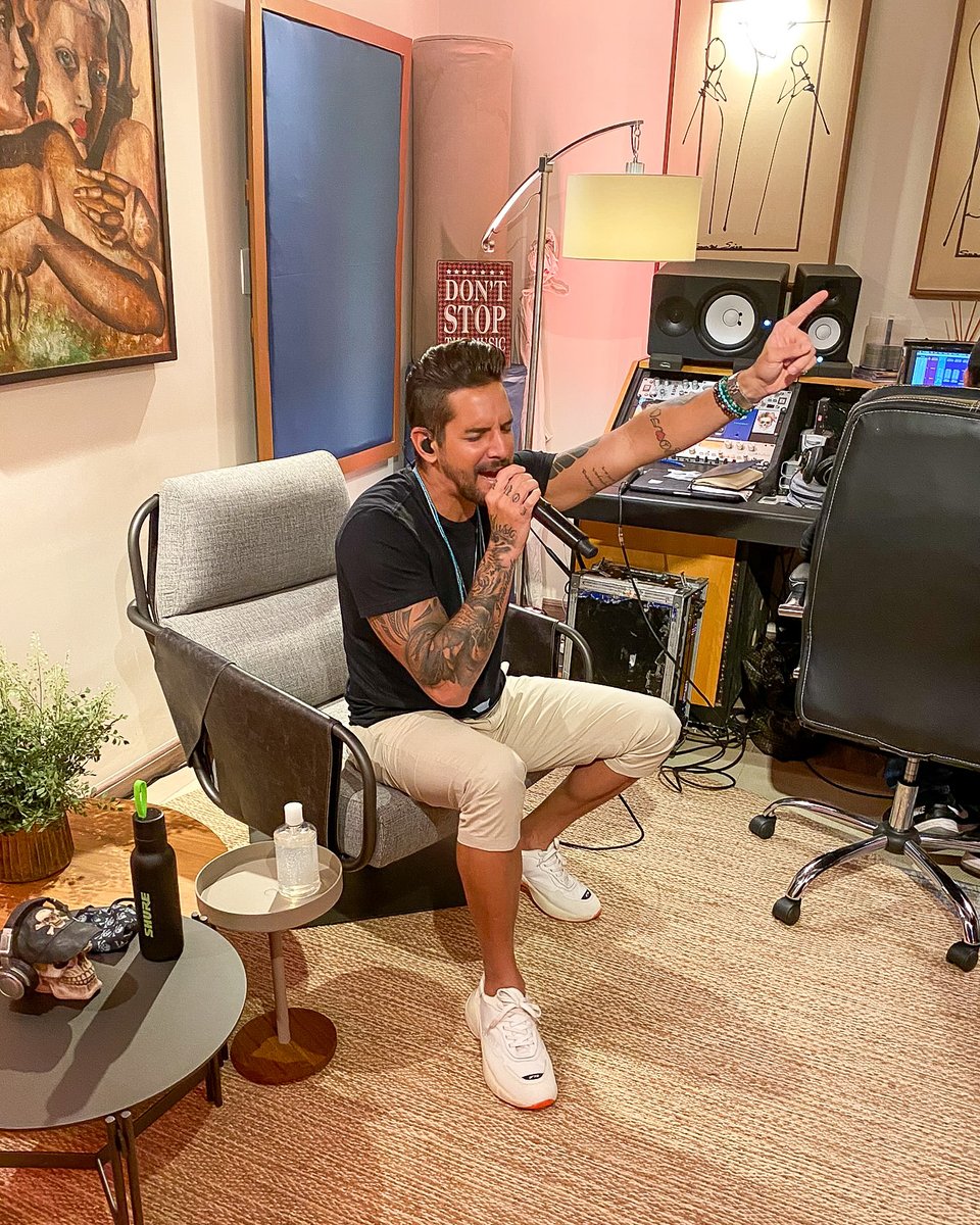 bandaeva's tweet photo. Um pouco do que rolou nos bastidores da nossa #LiveBandaEva pra lembrar vocês que amanhã temos um novo encontro, dessa vez no @multishow.🙌🎉
Clica no link aqui👉https://t.co/asOeI5SsSf👈pra ativar o lembrete e nos vemos amanhã às 20h! #BandaEvaNoMultishow https://t.co/GwOpvRpuLb