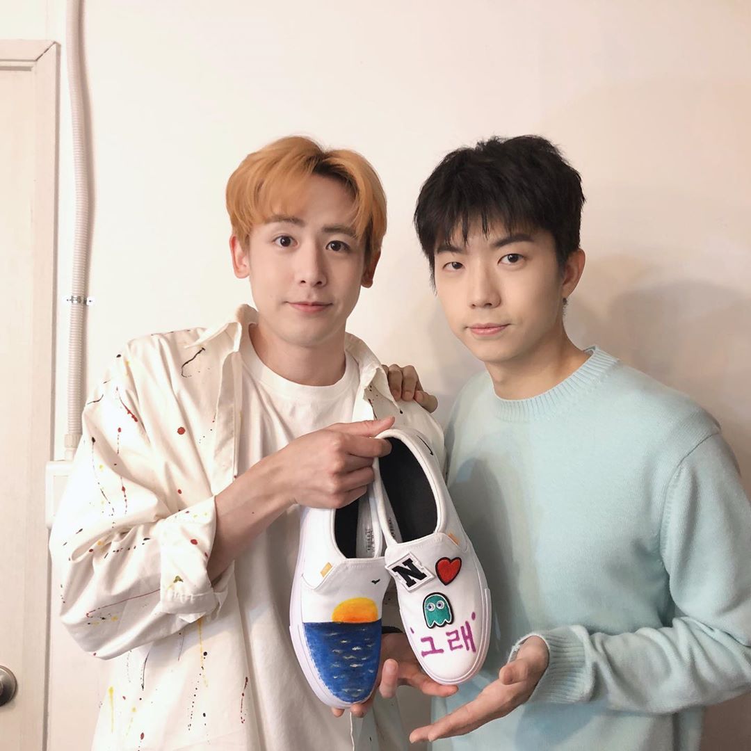 2PMChile's tweet photo. IG de #2PM con #Nichkhun y #Wooyoung
@.real_2pmstagram
Para. El Príncipe n°2🐨 quién no conoce la cultura de los zapatos de flores
De. El Príncipe n°1🐼 y el Príncipe n°4🐥
⠀
#2PMnoNecesitaAclaración
#SuSolaExistenciaLosConvierteEnPincipes👑
#2pmstagram
Trad. Esp. 2PM Chile https://t.co/LzGX5dwSug