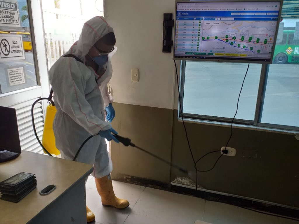 Integra_S_A's tweet photo. Los trabajos de desinfección de la flota y oficinas son fundamentales para prevenir el contagio, por ello no paramos estas acciones en pro del bienestar de nuestro equipo de trabajo y los usuarios. #JuntosSaldremosAdelante #LávatelasManos #Desinfección #ContribuirEmpresarialCta https://t.co/YWCXxlgDOI