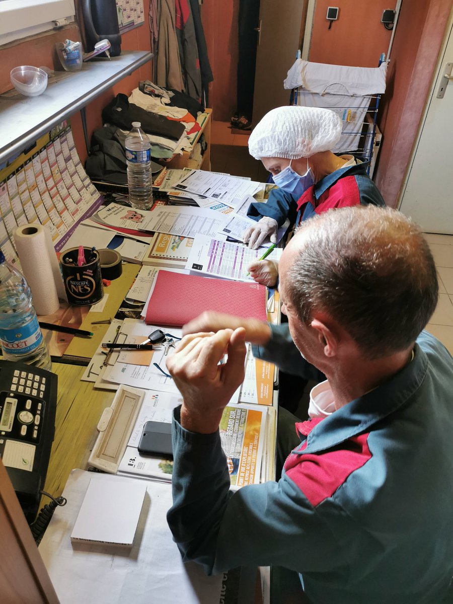 #QuarantineLife 
Ce matin, visite d'élevage avec Sylvie (vétérinaire).

Observer, Analyser, et Proposer
de nouvelles techniques à appliquer pour s'améliorer. 👌

Puis analyse des frais veto. Voir où l'on peut réduire nos consommations. Ça a été difficile d'en trouver... 😅