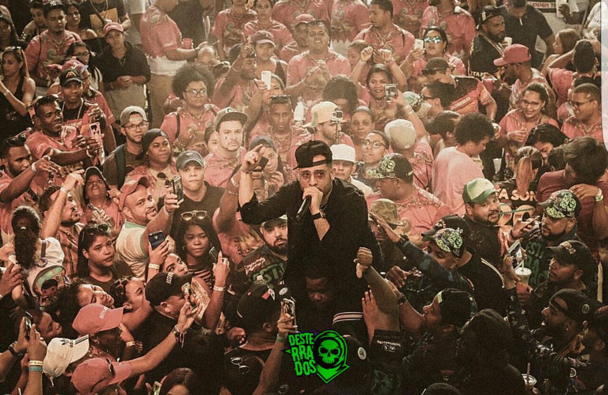 DesterradosRD's tweet photo. Cuando éramos felices aunque no lo sabíamos y el distanciamiento social no era necesario! te recordamos cumplir con las normas de higiene y distanciamiento social 📸: Presentacion de @markbmusic En nuestra cueva en el Carnaval Vegano 2018 
#TBTDesterrado #DCG #DesterradoSoy https://t.co/5IHEU7jape