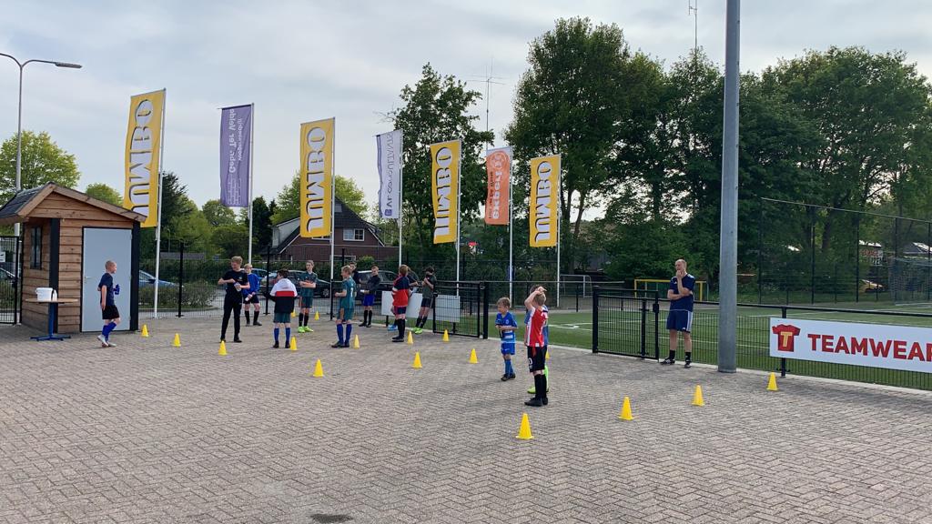 vvSEH's tweet photo. De tweede avond! Iedereen houdt zich netjes aan de regels. Al bijna 500 jongeren, inclusief niet-leden, welkom geheten. Complimenten allemaal! @KNVB @gem_Heerde #trainen #jeugd #heerde #wijzijnseh https://t.co/OcNzUCksJk