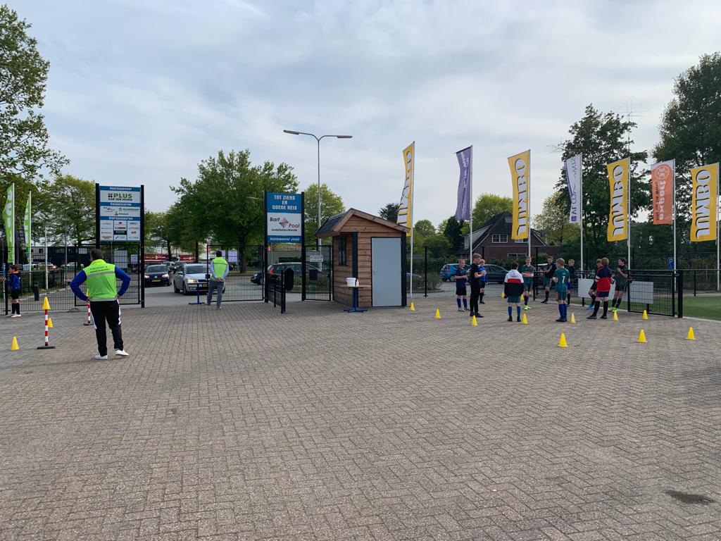 De tweede avond! Iedereen houdt zich netjes aan de regels. Al bijna 500 jongeren, inclusief niet-leden, welkom geheten. Complimenten allemaal! <a href="/KNVB/">KNVB</a> @gem_Heerde #trainen #jeugd #heerde #wijzijnseh