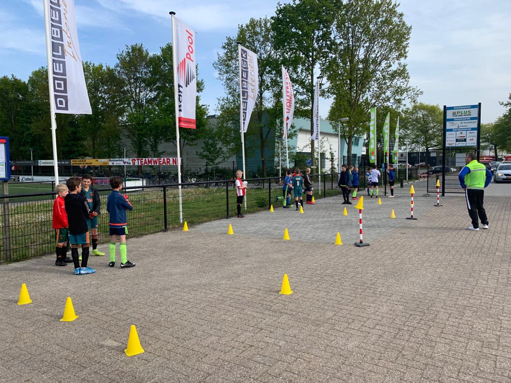 vvSEH's tweet photo. De tweede avond! Iedereen houdt zich netjes aan de regels. Al bijna 500 jongeren, inclusief niet-leden, welkom geheten. Complimenten allemaal! @KNVB @gem_Heerde #trainen #jeugd #heerde #wijzijnseh https://t.co/OcNzUCksJk