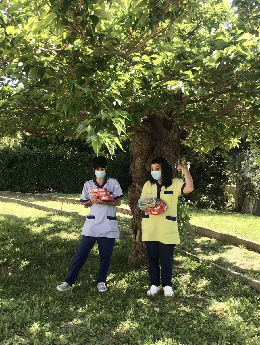 vanessa___dc's tweet photo. Nos chères familles savent si bien entretenir notre #summerbody 👙! Merci à elles pour leur #PetitesEtGrandesAttentions sucrées 🍬 qui font du bien à toute notre équipe si dévouée au quotidien ! #Covid_19 @Groupe_DomusVi @antibes_jlp #TousSolidaires https://t.co/JifKqFkPbJ