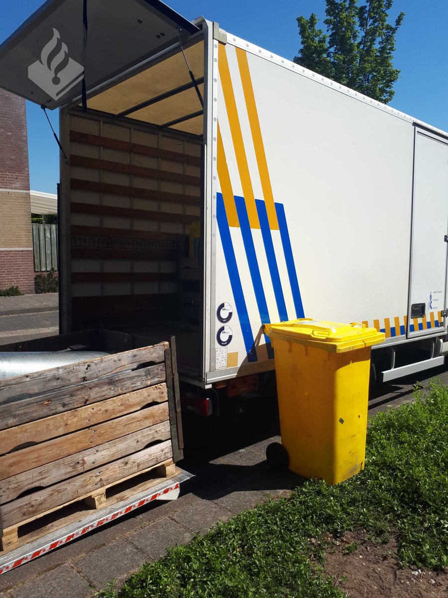 POL_Uden's tweet photo. #Uden - Agenten hebben woensdagmiddag 6 mei op de zolderverdieping van een woning aan de Ploeg een werkende #hennepkwekerij met 86 hennepplanten gevonden. Ook werd er na onderzoek vastgesteld dat er illegaal stroom werd afgenomen. De kwekerij is in beslag genomen en vernietigd. https://t.co/7q6d78XVtB