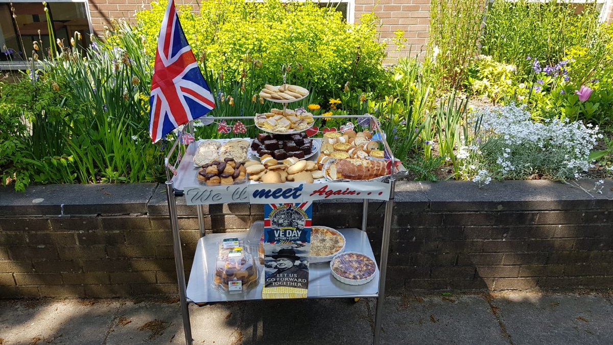 fionareilly7's tweet photo. VE Day celebrations in Hands and Plastics today #workfamily #VEDay75 #NHSheros #MDT #cakeoverload
@LeedsPlastics https://t.co/1XzQyGWaGr