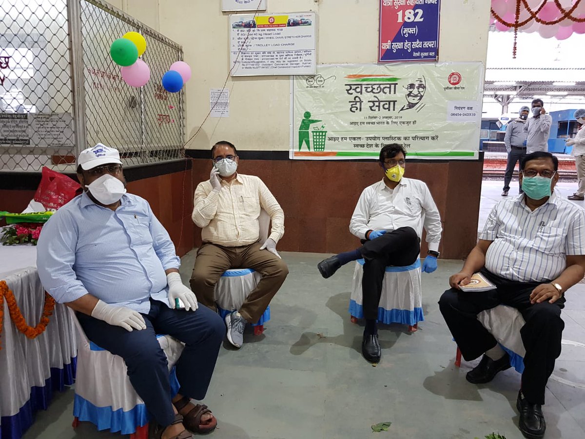 AssociationBas's tweet photo. #Purnea जिले में प्रवासियों के स्वागत,विधि व्यवस्था संधारण तथा #MicroPlanning के लिए रेलवे स्टेशन पर #Addl_Collector #DDC एवम् #SDM_Sadar स्वयं #WarRoom में उपस्थित होकर प्रबंधन कर रहे हैं। #FightAgainstCOVID19 में बासा अधिकारी के योगदान प्रेरणादायक हैं। @IPRD_Bihar https://t.co/BErupu7bAy