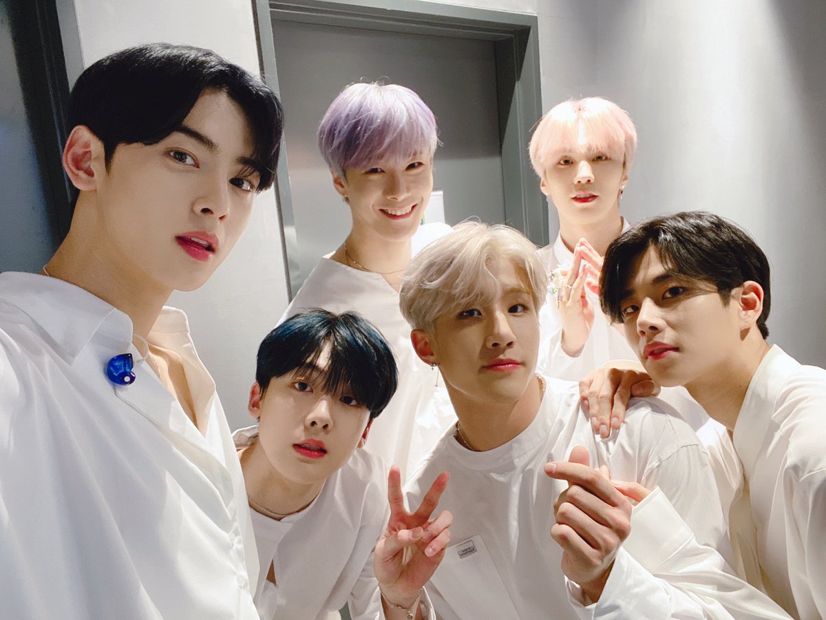 ASTRO_Staff's tweet photo. [#아스트로]
⏳200507 #히든트랙2 ⏳

아로하가 손수 뽑은 골든트랙 1위곡🎤
그 곡은 바로 You're my world🌎
꿈 희망 그리고 #아로하❣
아스트로의 모든 것 아스트로의 전부💜

#ASTRO #AROHA #GATEWAY
#Knock #널찾아가 #Youremyworld
#케이팝_긴장해_아스트로_Knock_컴백 https://t.co/w7sWSHGv6o