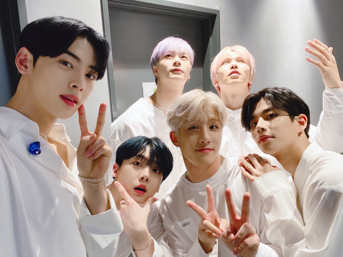ASTRO_Staff's tweet photo. [#아스트로]
⏳200507 #히든트랙2 ⏳

아로하가 손수 뽑은 골든트랙 1위곡🎤
그 곡은 바로 You're my world🌎
꿈 희망 그리고 #아로하❣
아스트로의 모든 것 아스트로의 전부💜

#ASTRO #AROHA #GATEWAY
#Knock #널찾아가 #Youremyworld
#케이팝_긴장해_아스트로_Knock_컴백 https://t.co/w7sWSHGv6o