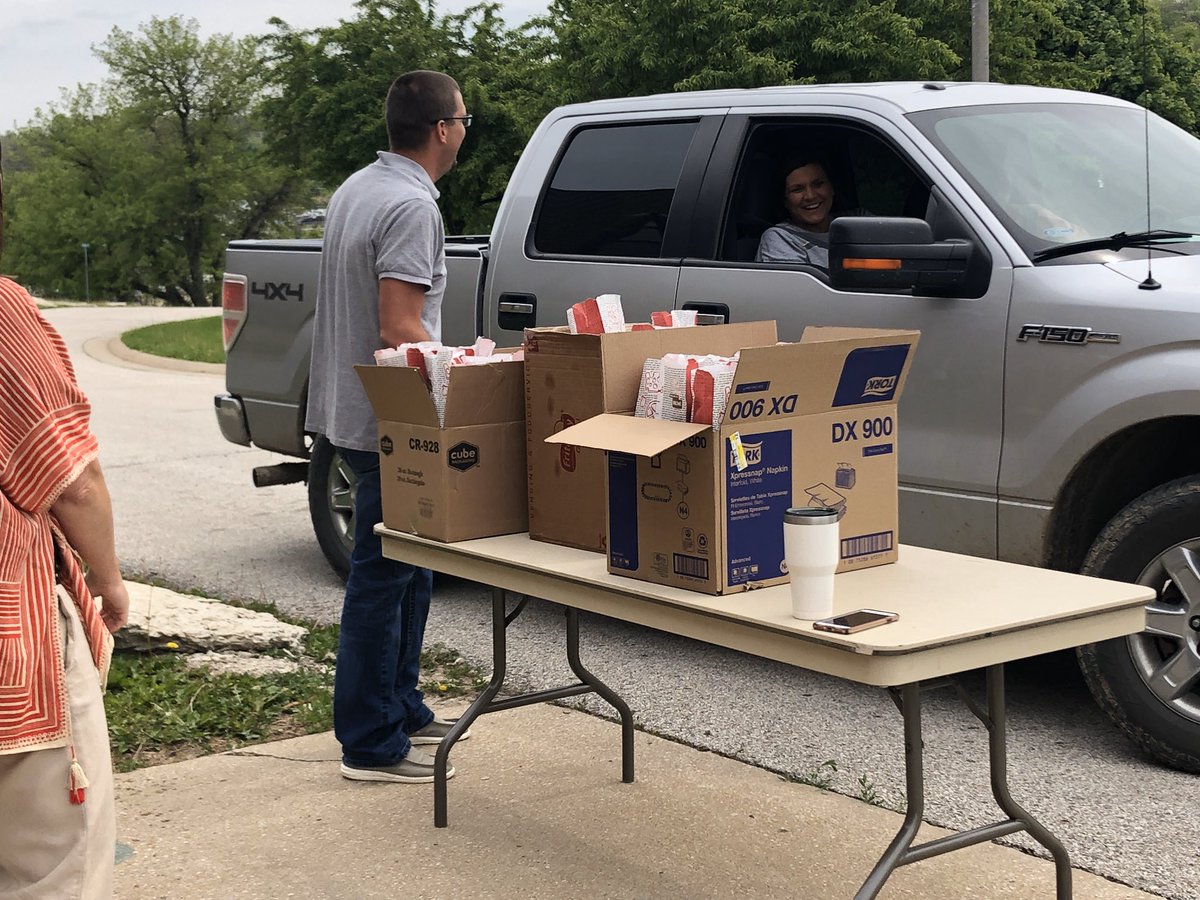 rmsbadgers's tweet photo. Mr. Weis and Mrs. Schilling are providing a drive through lunch for our teachers and staff today for Teacher Appreciation Week! Thank you to our teachers for all you do and thank you to our admin team for their caring and creativity! 🥪 #DouxItRight https://t.co/nnBi5h7hHn
