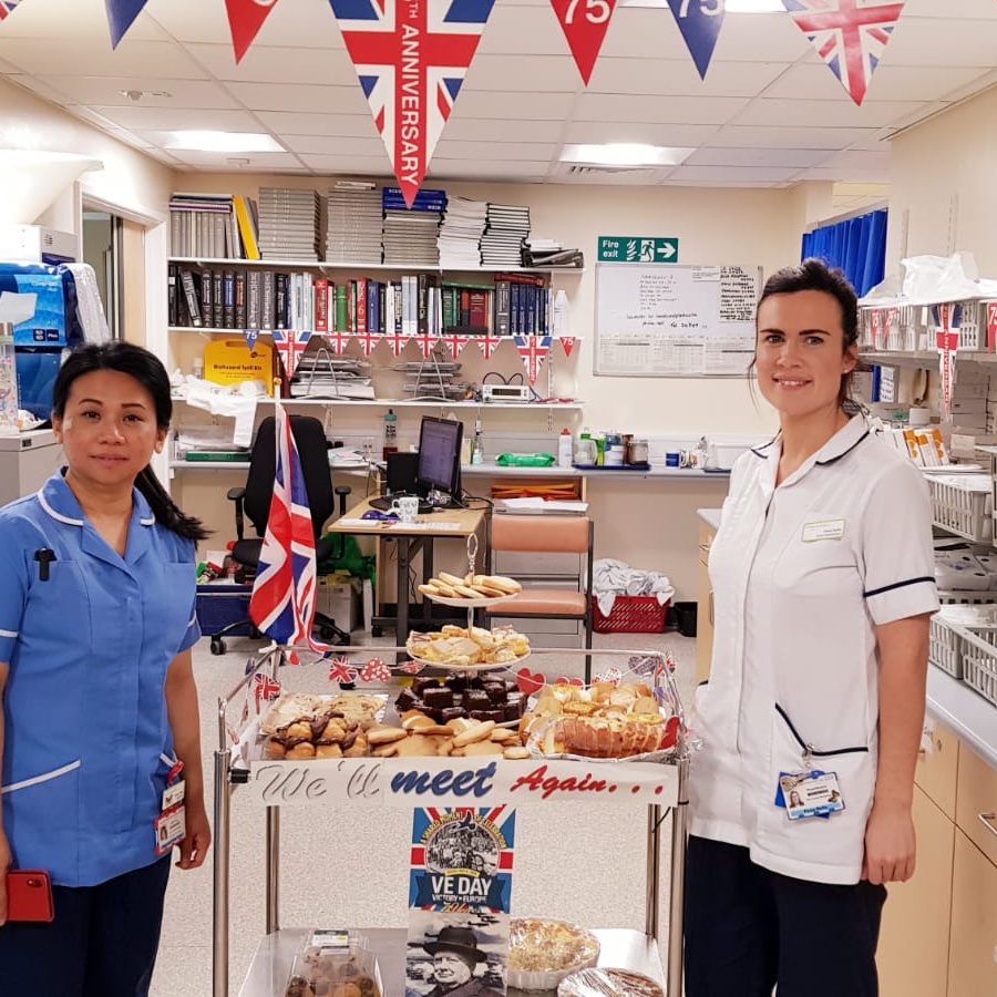 fionareilly7's tweet photo. VE Day celebrations in Hands and Plastics today #workfamily #VEDay75 #NHSheros #MDT #cakeoverload
@LeedsPlastics https://t.co/1XzQyGWaGr