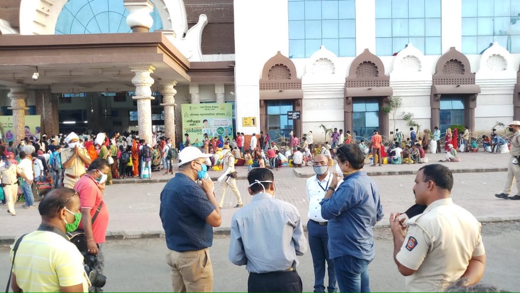 imtiaz_jaleel's tweet photo. Off to Bhopal. First train carrying 1200 persons from Madhya Pradesh most of them migrant labourers left today evening. Tomorrow another train with 1200 passengers will leave for Jabalpur in MP. Schedule of trains to UP/ W. Bengal/ Bihar expected in a couple of days. https://t.co/H2Pvx04CNB