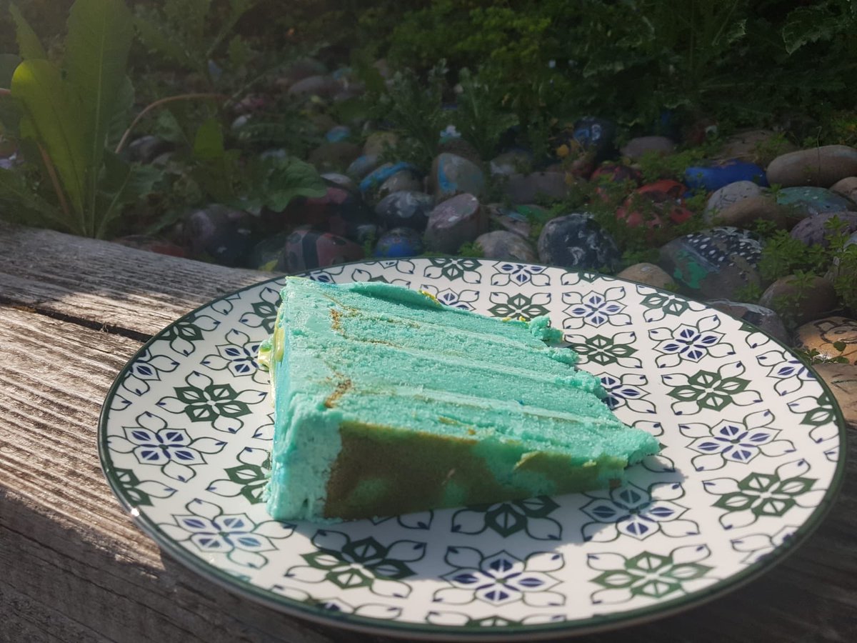 ZeeksTreatz's tweet photo. Dropped off a Prosecco cake to thank Keyworkers at @BishopGilpinPS. Teachers have been working tirelessly during the lockdown period ensuring their students continue to develop. 
They have been a safe haven for vulnerable children affected by Covid-19.
Thank You Key Workers!💙 https://t.co/BBYRWve20z