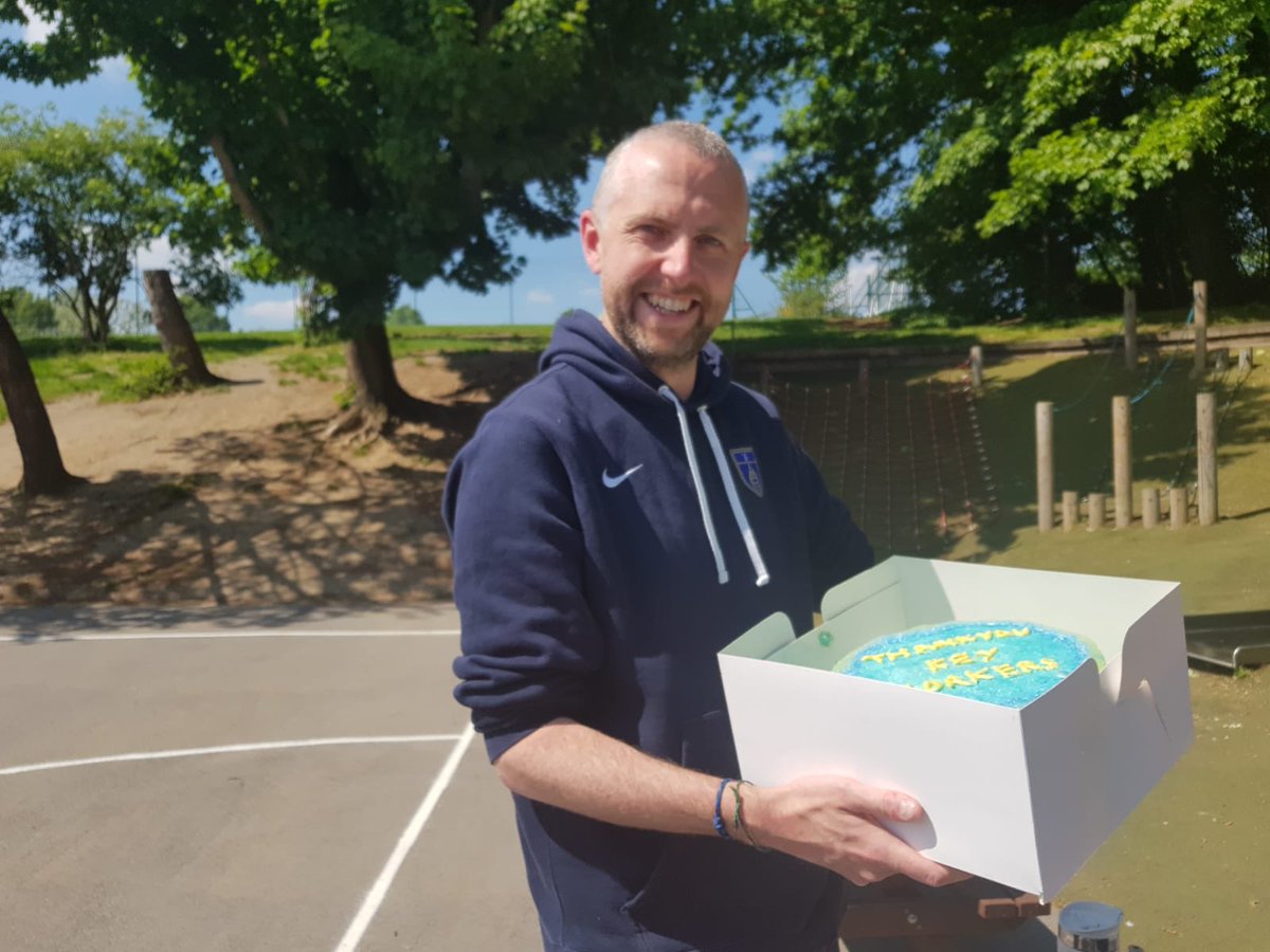 ZeeksTreatz's tweet photo. Dropped off a Prosecco cake to thank Keyworkers at @BishopGilpinPS. Teachers have been working tirelessly during the lockdown period ensuring their students continue to develop. 
They have been a safe haven for vulnerable children affected by Covid-19.
Thank You Key Workers!💙 https://t.co/BBYRWve20z