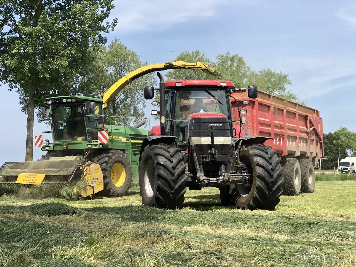 AultSt's tweet photo. Ensilage d’herbe ce jeudi 🌱🐮🐄.           #jeudiphoto https://t.co/N56bYDc21p