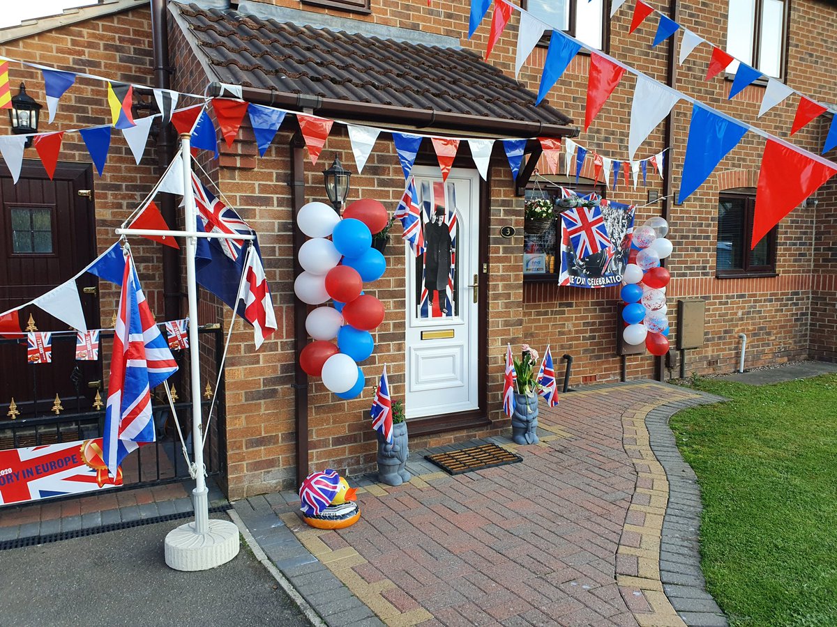 MWelshMBE's tweet photo. Clapping for our heroes 💙🥰 
Decorations all ready for tomorrow celebrations 🇬🇧🎤🎶🎼🥂🍾🥳 #NHSheroes #VEDayAtHome #VEDay75 #Fallinathome @SeaCadetsUK @Captain_SCC @CVQO @east_mids_rfca @bbcemt https://t.co/ajDRDhgyq6