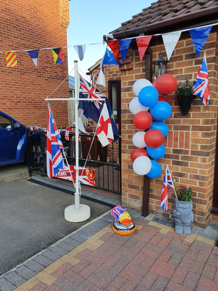 MWelshMBE's tweet photo. Clapping for our heroes 💙🥰 
Decorations all ready for tomorrow celebrations 🇬🇧🎤🎶🎼🥂🍾🥳 #NHSheroes #VEDayAtHome #VEDay75 #Fallinathome @SeaCadetsUK @Captain_SCC @CVQO @east_mids_rfca @bbcemt https://t.co/ajDRDhgyq6