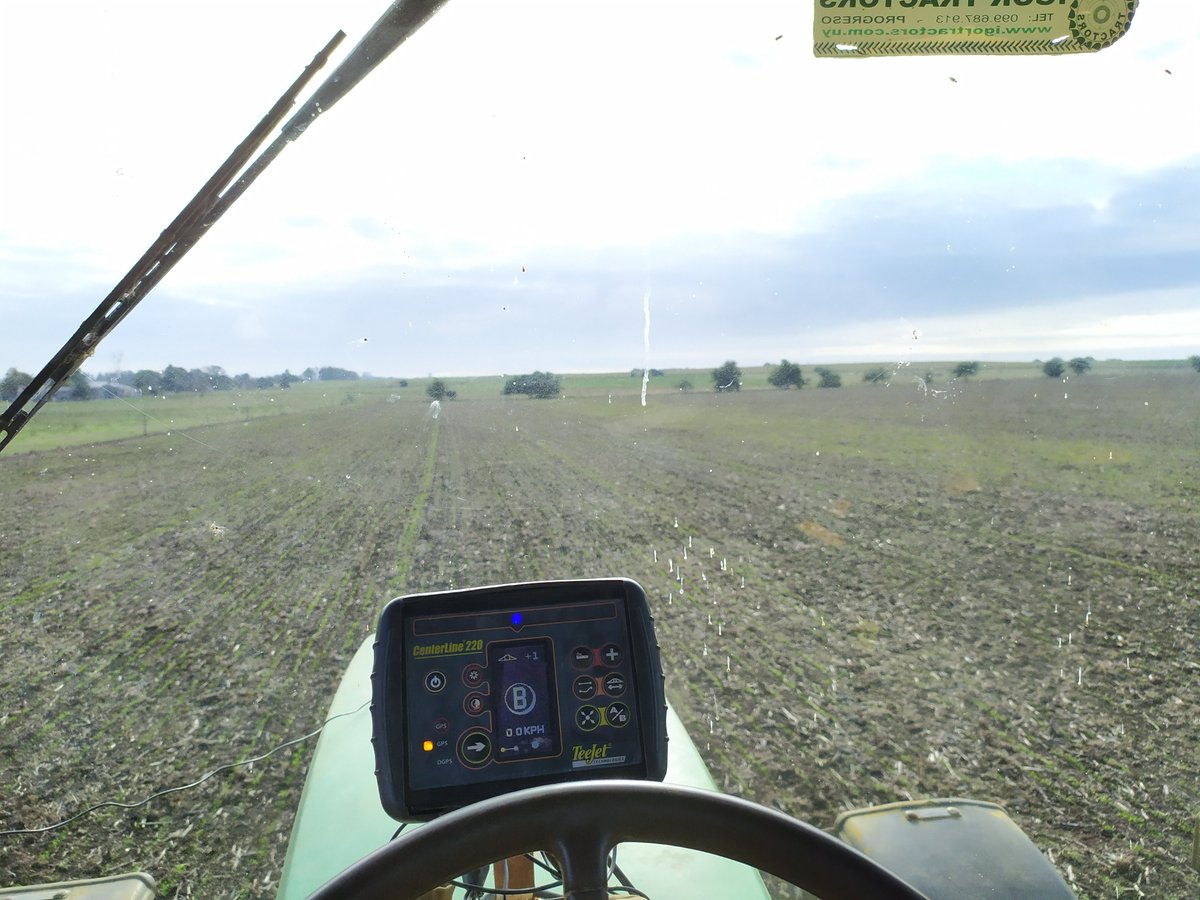 DietrichFM's tweet photo. Aplicando fertilizante para corregir la nutrición vegetal y favorecer la Microfauna #polvo #seguimos #ajustando https://t.co/QlmMQW7k0o