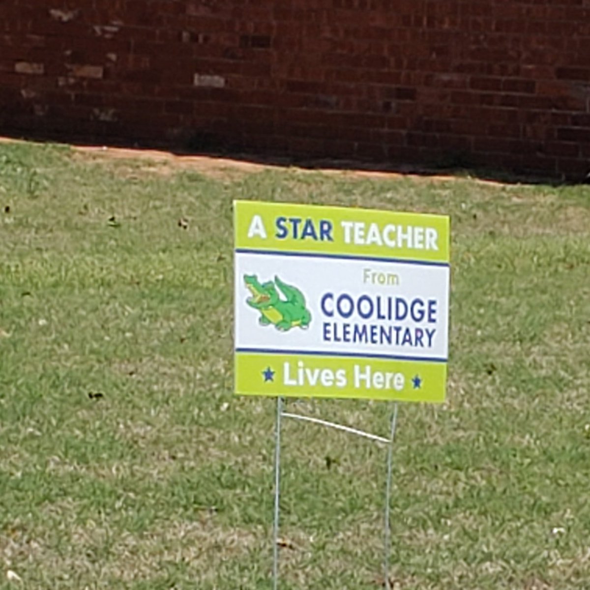 OKCPS's tweet photo. Coolidge Elementary &amp; John Marshall High School-OKC PTSA delivered yard signs to their teaching staff Monday afternoon to celebrate #TeacherAppreciationWeek!

Take a look at this serious school pride!

📸: @jmbearsokc &amp; @CoolidgeCrocs https://t.co/Yjl3Vyz46F