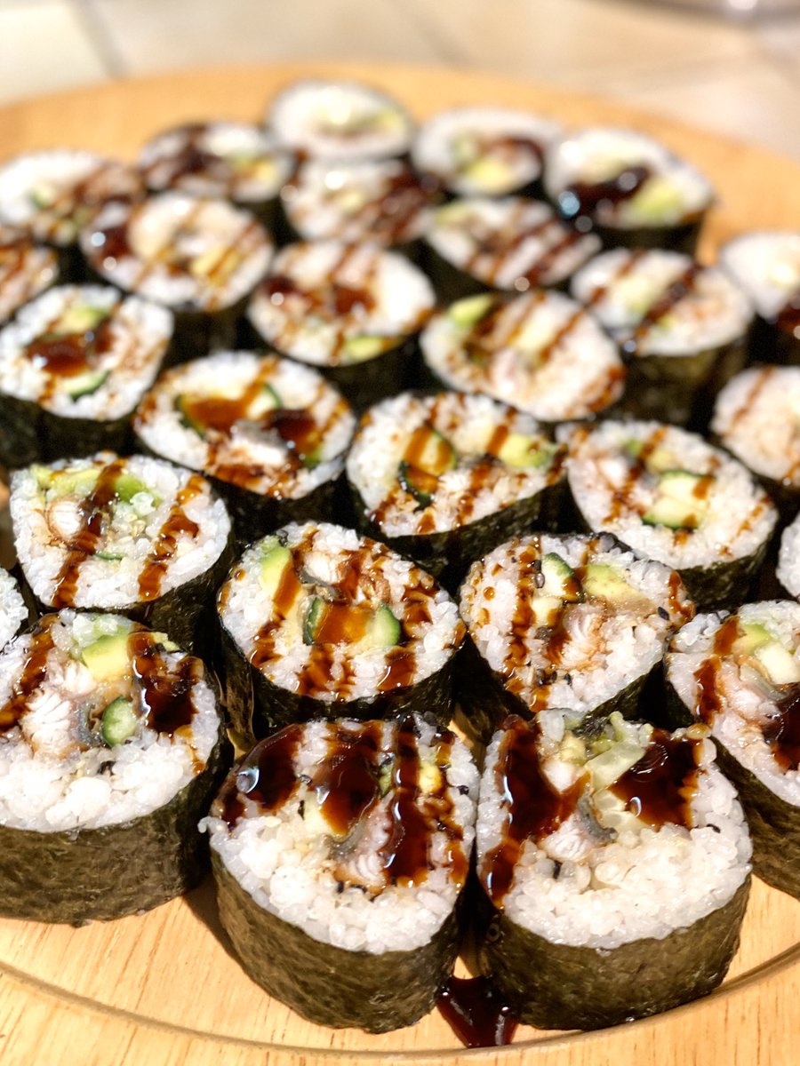 CzechPlease's tweet photo. Unagi roll night! Barbecued eel from Shinfood Korunní, Hass avocados from Elite Foods & cucumber. Homemade eel sauce on top #Czechplease https://t.co/z1rHseyApA