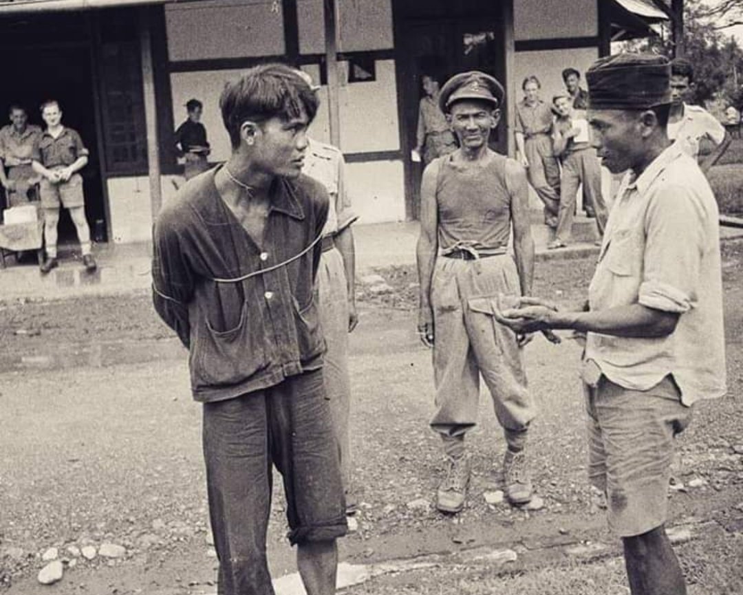Nugroho_S88's tweet photo. POTRET SEJARAH

Seorang Pejuang Tertangkap Serdadu Belanda, dua orang satu bangsa beradu argumen dengan sudut pandang yang berbeda, yang satu berprinsip membela tanah air, yang satunya puas menjadi antek penjajah, https://t.co/nNSEj9mwcf