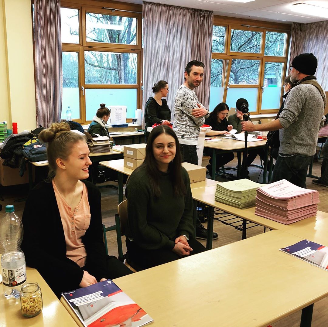 buergerschaftHH's tweet photo. Gemeinsam mit vielen Projektpartnern sowie den Hamburger Lehrkräften konnten allein auf diesem Weg mehr als 33.500 Jugendliche erreicht werden. Mehr dazu: https://t.co/tPmJDB241i
#dialogp @Juniorwahl #itsyourchoice #hamburgwaehlt #hamburgwählt #wähldichwarm #hhwahl @hh_bsb https://t.co/CTnGtdLeNR
