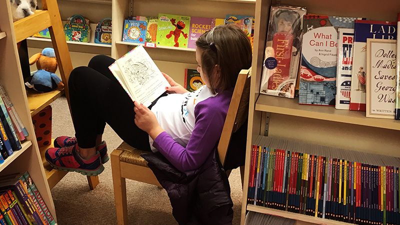 Here's an insightful post from <a href="/_AllTheWonders/">All The Wonders</a> that teaches parents about The Most Powerful Way to Instill-- and Keep-- A Love of Reading: buff.ly/3cde9nt <a href="/bilingualmonkey/">Adam Beck</a> #reading #books #learning #literacy #parenting