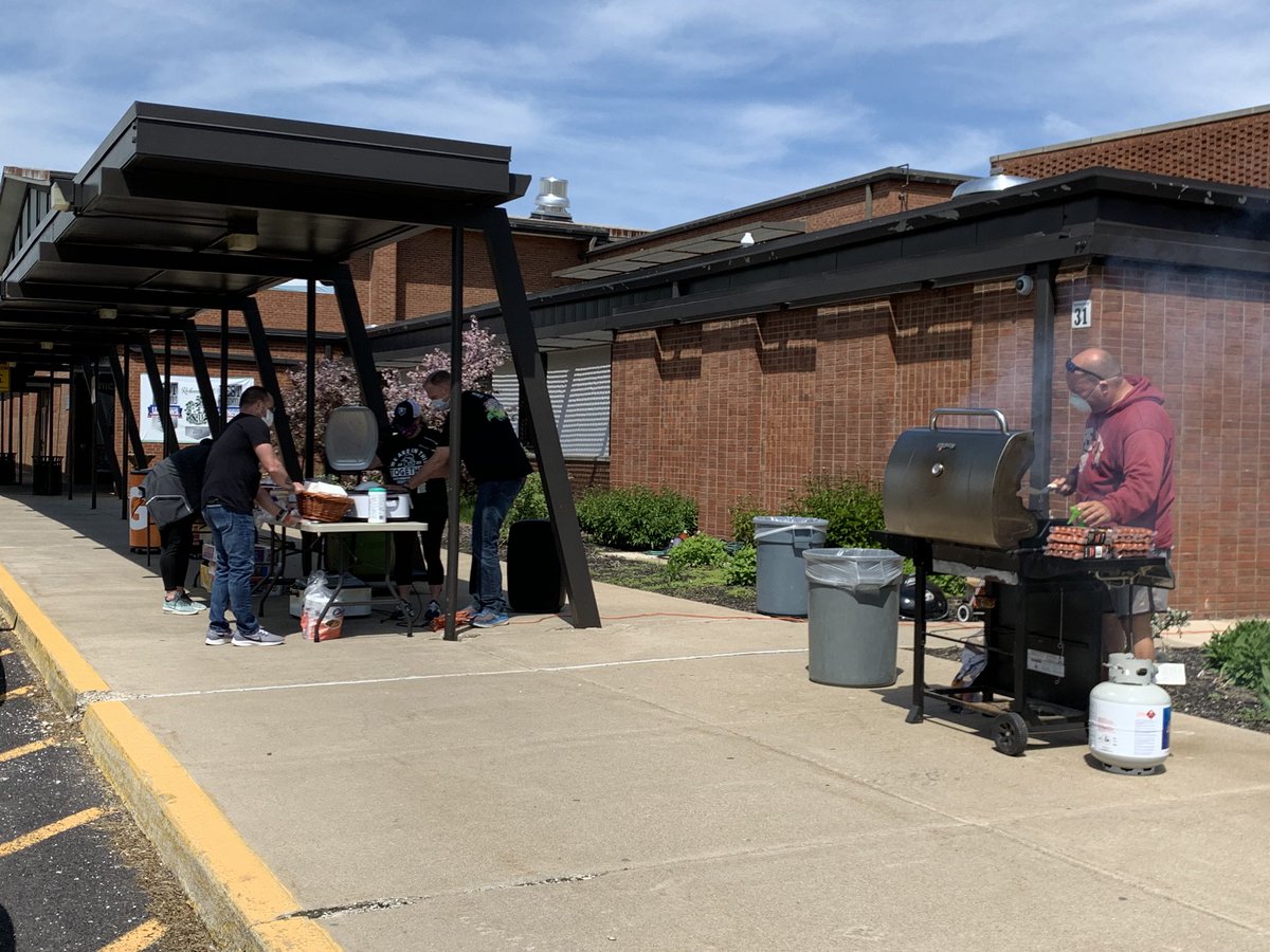 Forg007's tweet photo. Richwoods admin.. showing the teachers some love.. and this teacher appreciates the love:). Thank you:)😘😘😘😘 https://t.co/UguYXI2Yfn