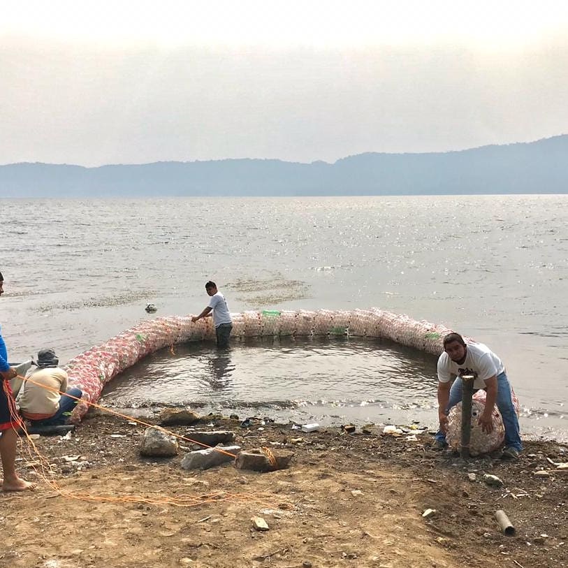 FundaCoate ha instalada la 2da Eco-Borda, con ella se espera retener más de 50 libras de desechos sólidos procedentes de los caseríos aledaños.

La Eco-Borda instalada es hecha a mano por artesanos del lago y es rellenada con 1500 botellas plásticas recicladas.