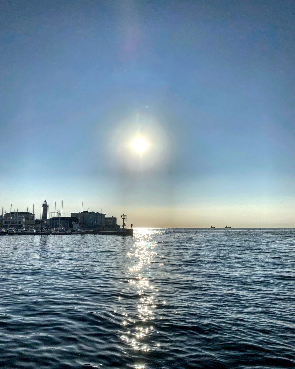 _justhewayouare's tweet photo. E che poi uno si siede di fronte al mare e si chiede se è felice. 

In quel momento sì. https://t.co/f7wUEzGYui