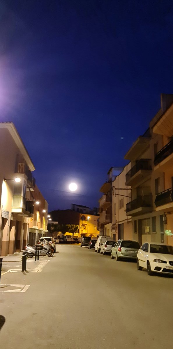 dajuti03's tweet photo. @tiempobrasero la super luna, esta mañana, 5:40 am.. preciosa y enorme..!! https://t.co/GeqsLCt7eu