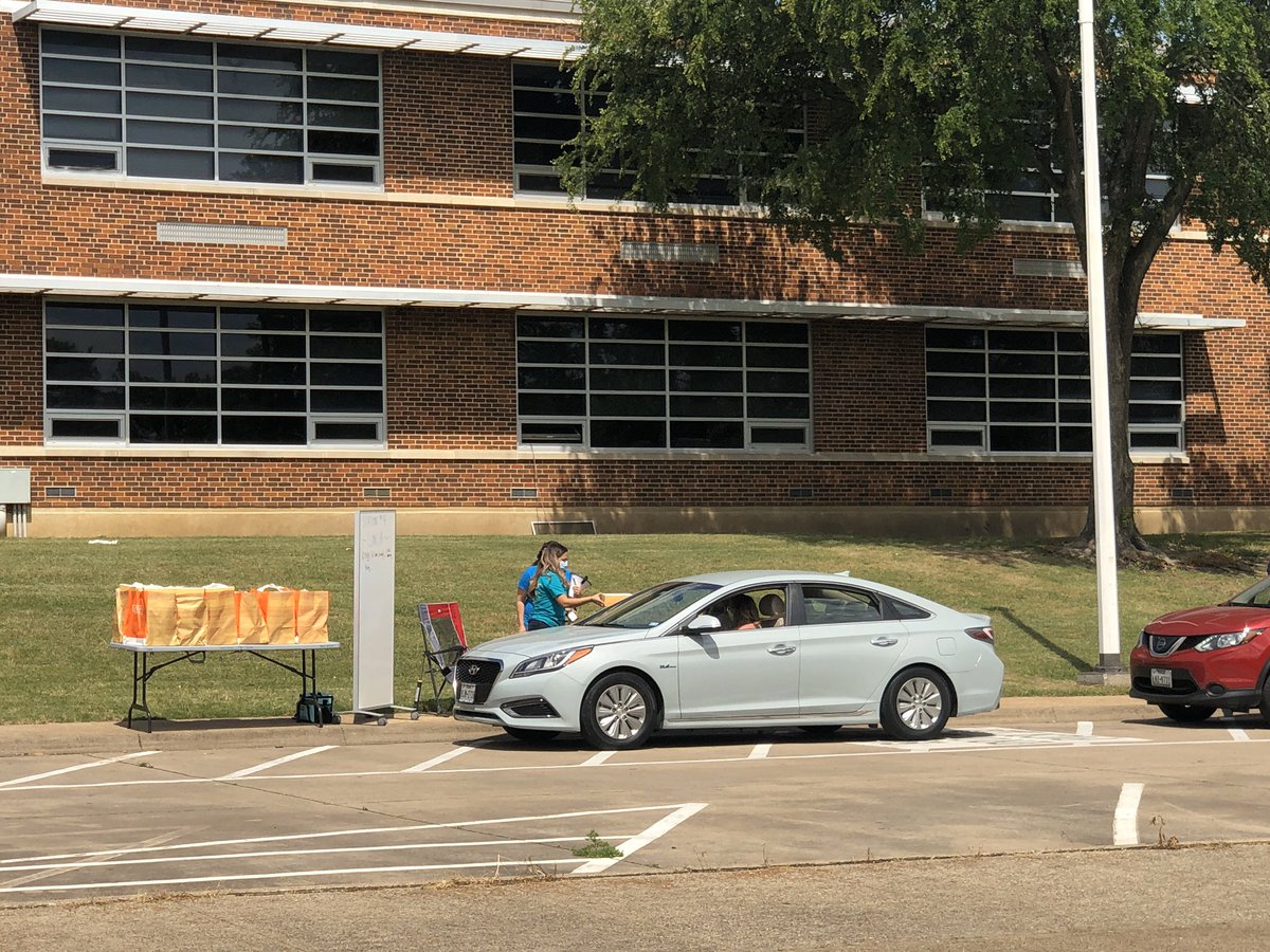 malvarezvelez's tweet photo. What an amazing drive thru organized by our Principals at West in collaboration with the PTA. I cried. I miss my school community so much! Ms @KimberlyKindred always has a way of making us feel special!! #RISDsaysomething #exceedthevision https://t.co/YVAsDXkdkE