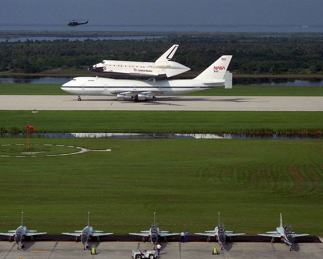 airandspace's tweet photo. Today in 1991, Endeavour, the newest addition to the Space Shuttle orbiter fleet, arrived at NASA Kennedy atop a 747. https://t.co/jmo8yI4LiD