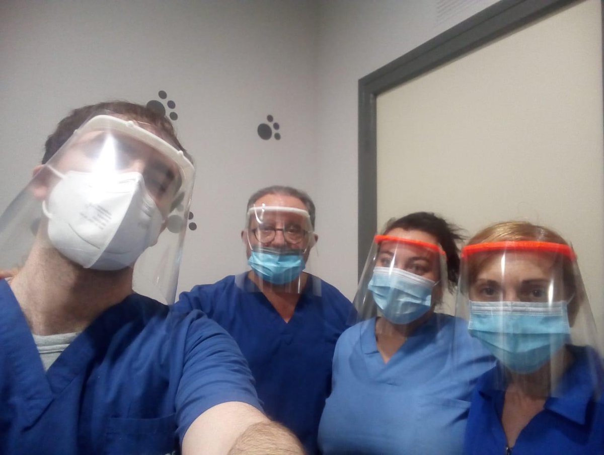 MakersTe's tweet photo. Continuem treballant per protegir els treballadors dels comerços de les #terresdelebre. 
#Ribergan Serveis Veterinaris i @lowcostpelu, tots dos negocis d'#Amposta, ja estan protegits amb les pantalles protectores dels #Makersterresdelebre 🥽🥽🥽
Et fan falta? envia'ns un DM https://t.co/gAKVMASZgK