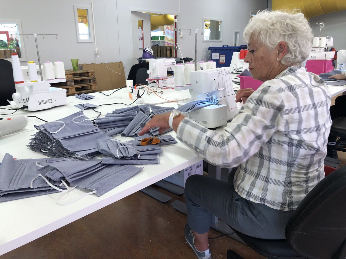 martindrent's tweet photo. Bij @vanhulley in Groningen maken ze normaal gesproken boxershorts, maar nu mondkapjes. Elke dag 800 stuks, allemaal door vrijwilligers #rtvnoord #coronavirus #COVID19 https://t.co/HzNgHdGCp6