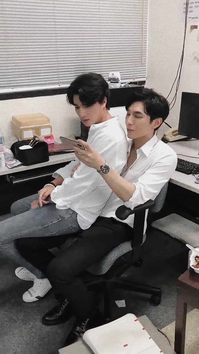 bmgstuff's tweet photo. ตอนเเรกเห็นบอกพี่น้อง เเต่นั่งตักลูบท้องกันทุกครั้งเนี่ย ไม่ใช่เเล้ว! #แคปชั่นเสี่ยวเกี้ยวCEO https://t.co/s8P5ockSQM