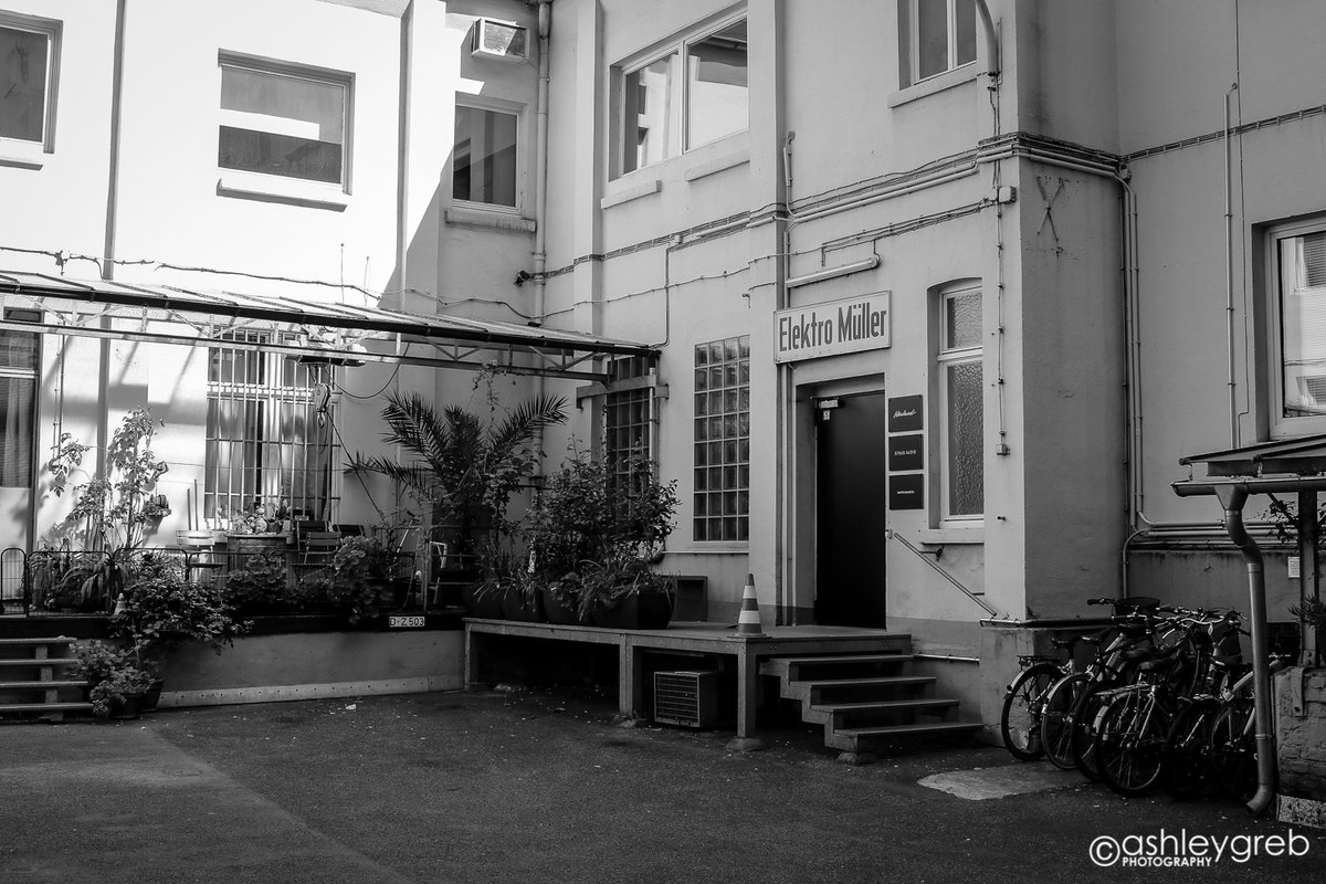 ashleygrebphoto's tweet image. Just for tonight @Tim_Burgess - Kling Klang studio where @kraftwerk recorded Computerwelt - taken three weeks ago today, during a lockdown stroll round Düsseldorf.

#kraftwerk #klingklang #computerwelt #TimsTwitterListeningParty