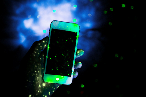 IntraMedNet's tweet photo. Los teléfonos celulares son los "caballos de Troya" de los microbios. Contienen miles de virus, hongos y protozoos. Lo demuestra una investigación previa a COVID19 pero sus autores le atribuyen un papel en la pandemia. Las MANOS son clave. https://t.co/oALw4Mvygm https://t.co/04w9cjw7qm