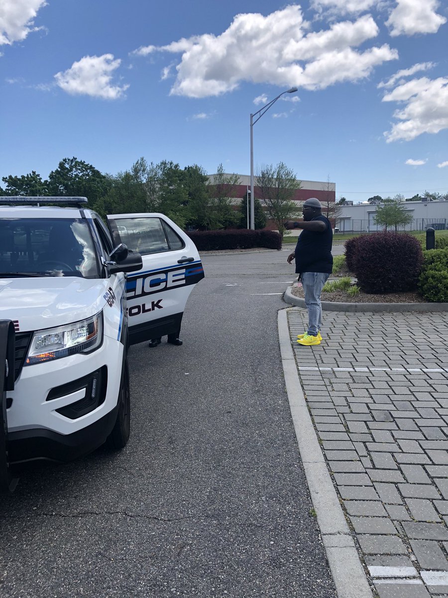 TanyaOkonkwo's tweet image. Trey showing appreciation and support to our first responders!! Letting them know we are here for them!! @Nelson_TriggaT @GeorgeYearling @cjay0908 @DaleB1 @404girl #DawgPound #eastunleashed #attemployee