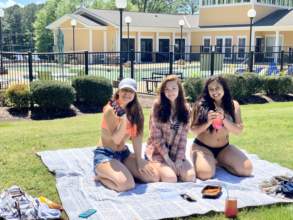 All the summer vibes 😍 Who is ready to lounge by the pool all summer long?! ☀️ Call us today at (731)587-5608 to reserve your room and your access to our state of the art pool. 😎 #LiveDifferent⛱