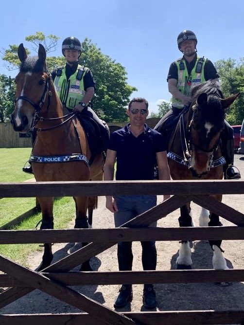 Hero and Trinity bumped into event rider Alex <a href="/TeamBragg/">Alexander Bragg</a> earlier during their patrols around the Bridgwater area. 🐴🐴 #Itwasnicetomeetyouandyourhorses