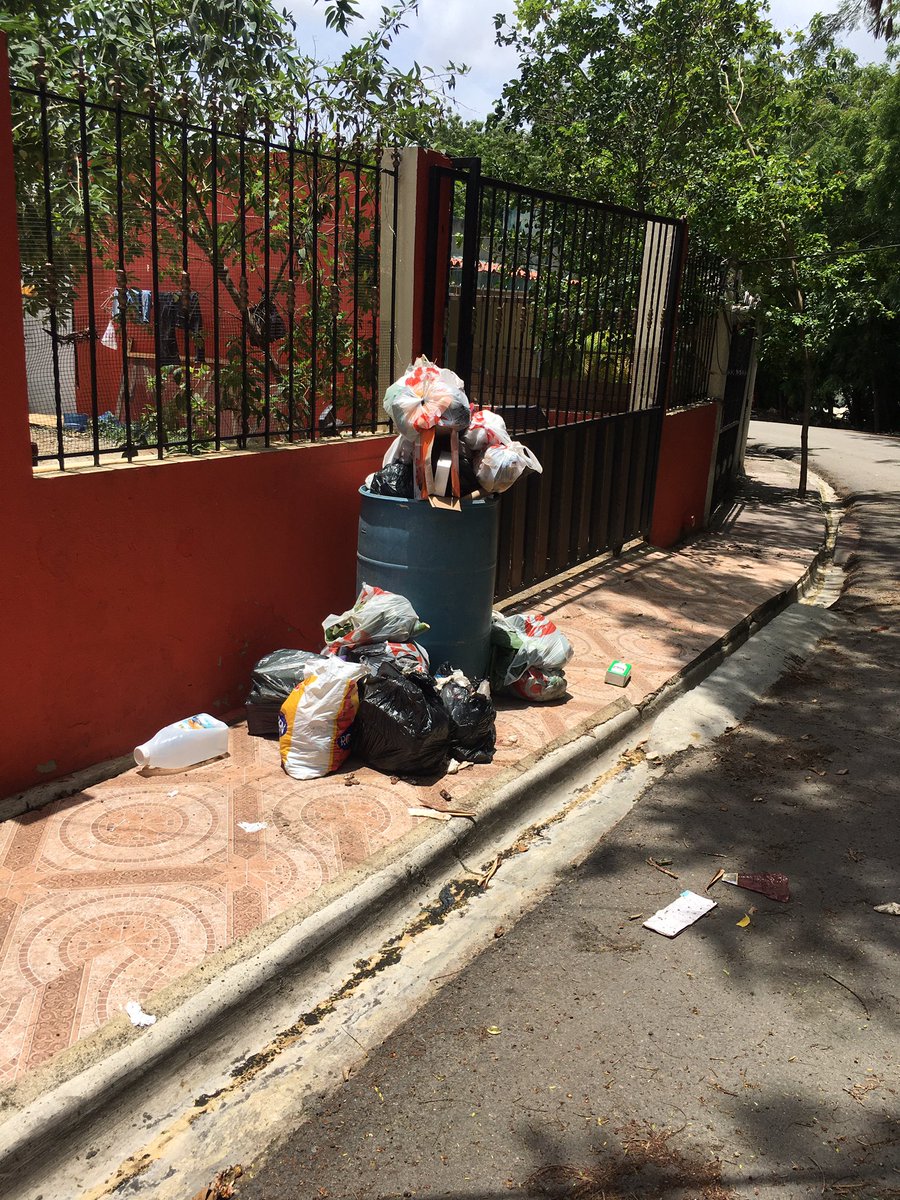 Purasoprano's tweet photo. Basura por un tubo!! Oh Duquesa que has hecho?? https://t.co/ZtOJD3eh2A