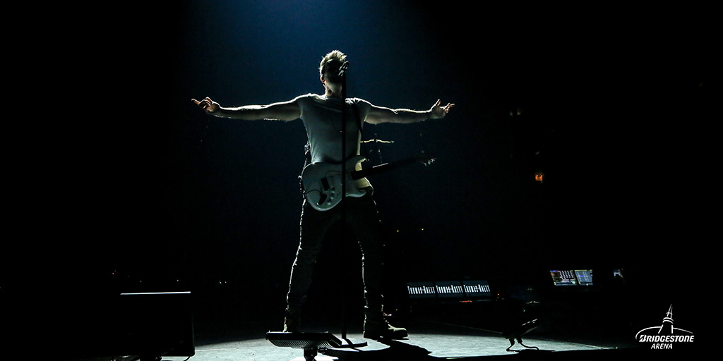 BrdgstoneArena's tweet photo. One of our favorite country music artists is celebrating a birthday today! Can you guess who it is from this photo of him from 2019 at Bridgestone Arena?

📷 @_kaylaschoen https://t.co/Wo6d0FEtdI